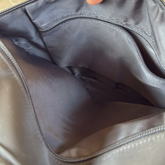 Samsonite crossbody in good shape ( small flaw see pic.) - Picture 4 of 6